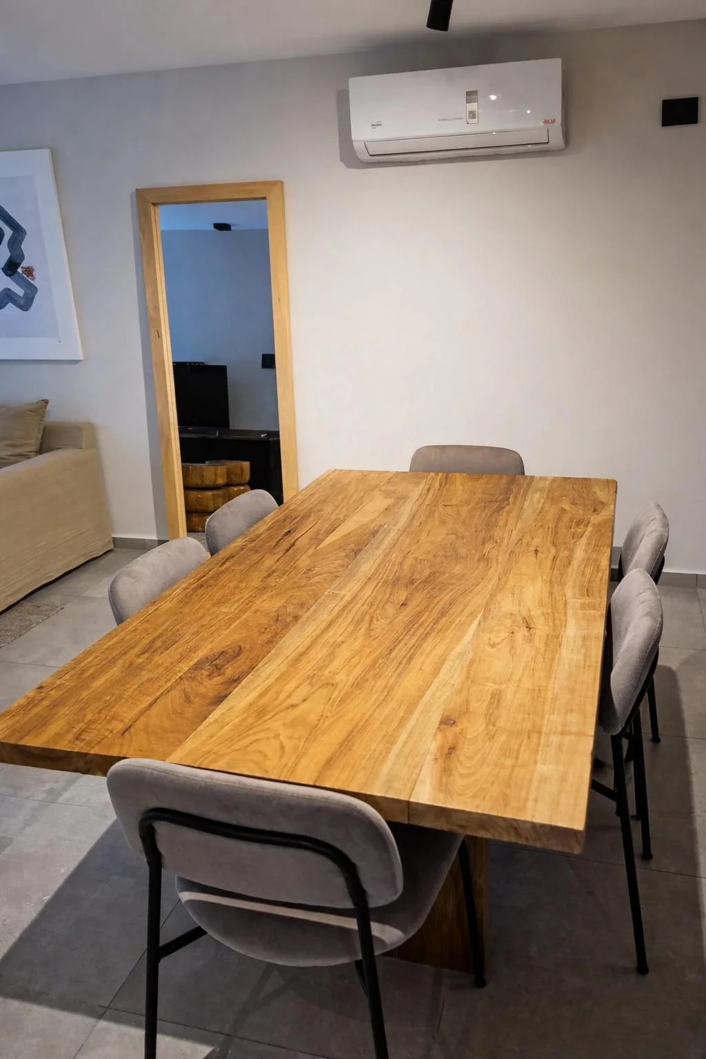 Mesa de madera maciza en un comedor