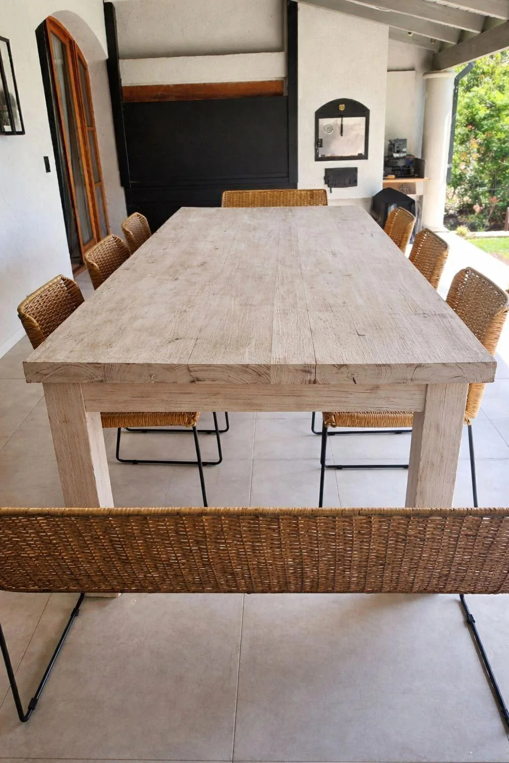 Mesa Añejo en una galería con sillas tejidas