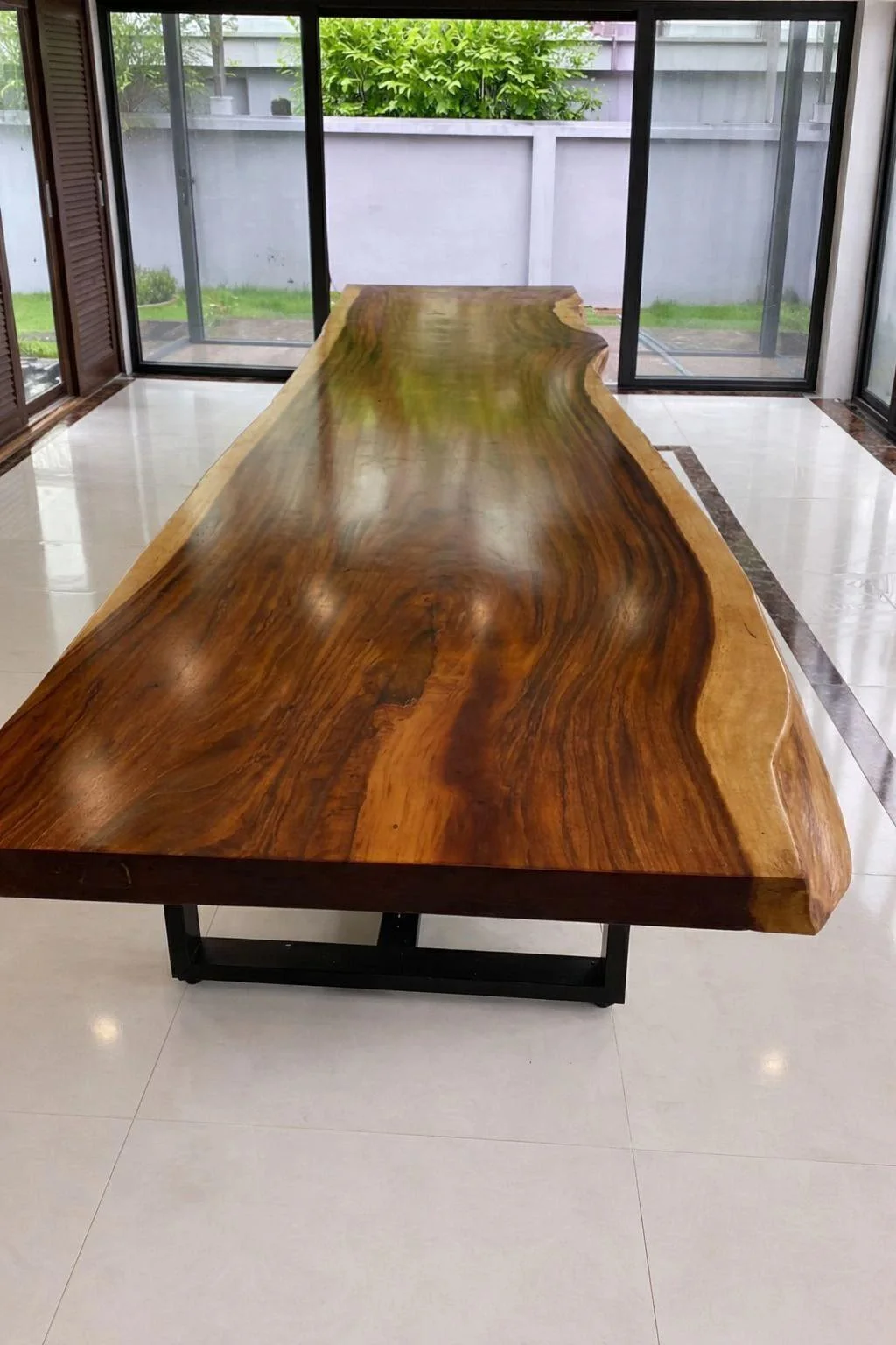 Mesa Época, tapa de timbó de una sola pieza